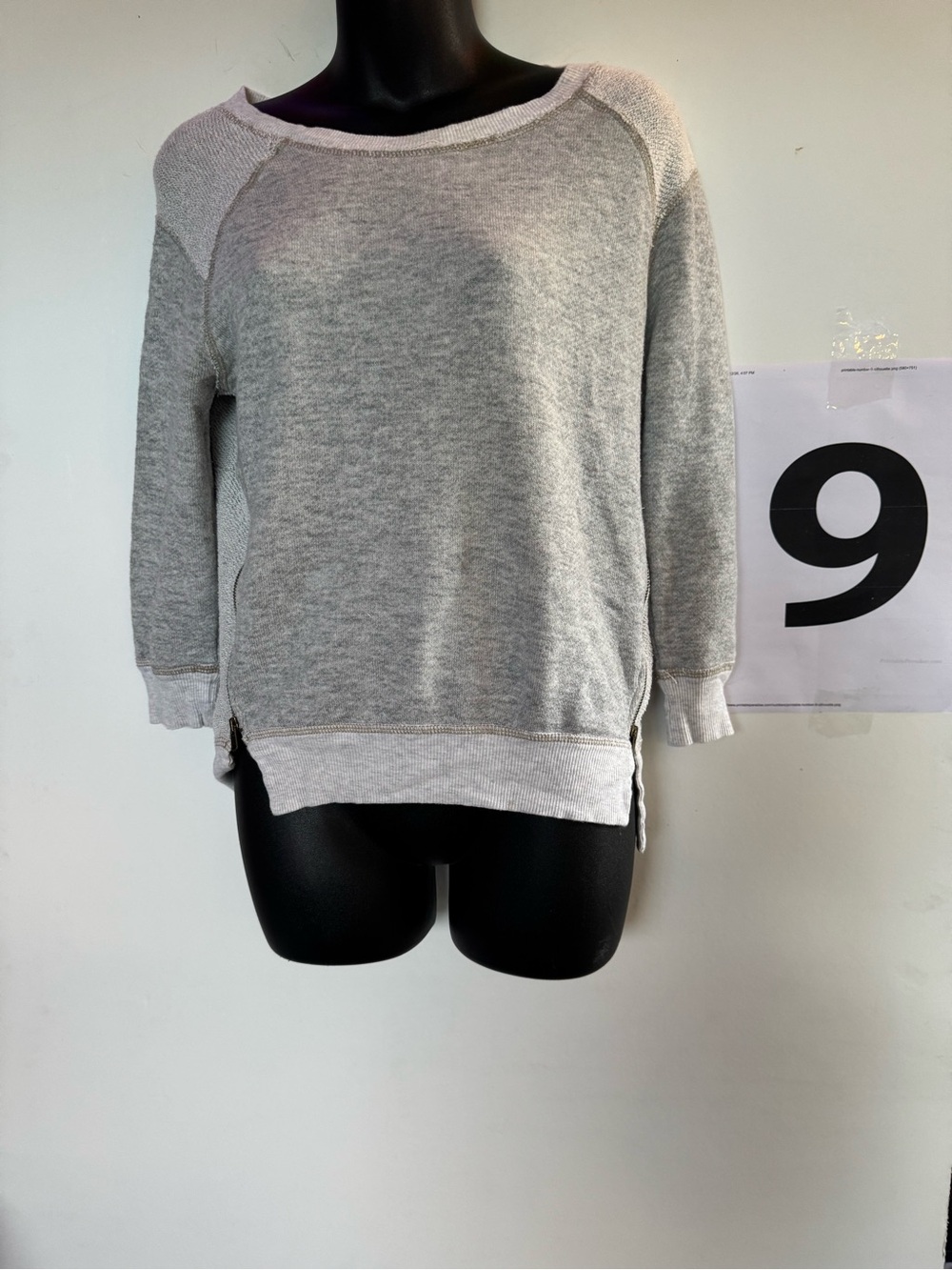 American Eagle Outfitters Light Gray Crewneck Pullover Sweater